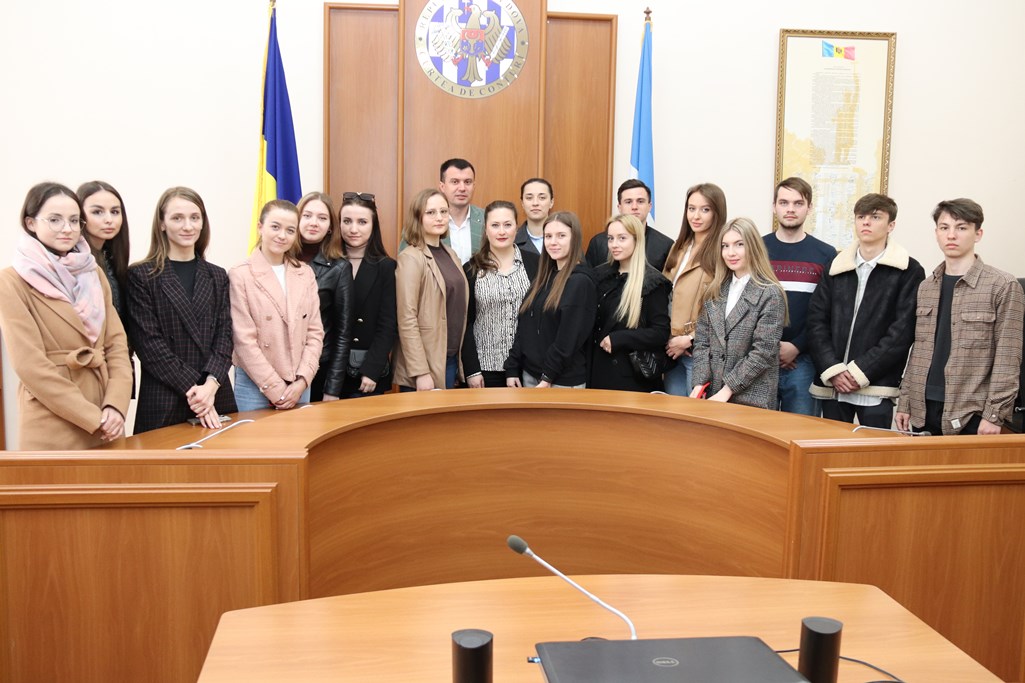 Un grup de studenți ai Academiei de Studii Economice din Moldova (ASEM) au vizitat, la data de 20 aprilie curent, Curtea de Conturi a Republicii Moldova (CCRM). Studenții anilor I-III de studii, specialitatea ”Drept”, facultatea Economie generală și drept, au fost călăuziți de către Alina Codreanu, lector universitar și conducătorul Cercului științific „Sub litera legis”. 